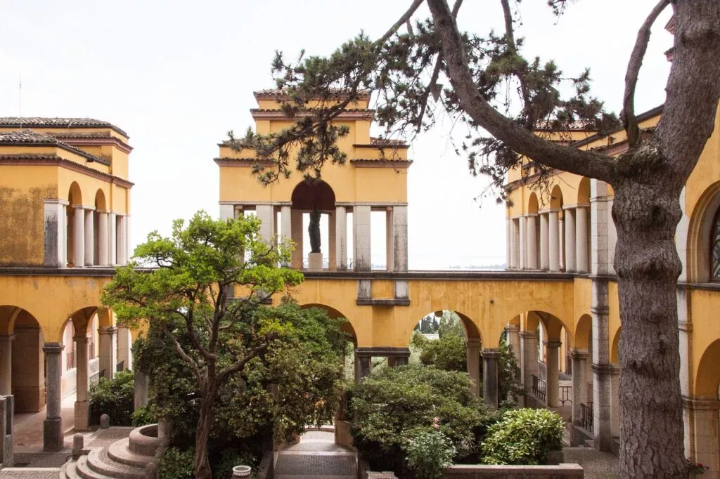 old villa, residential house, vittoriale degli italiani